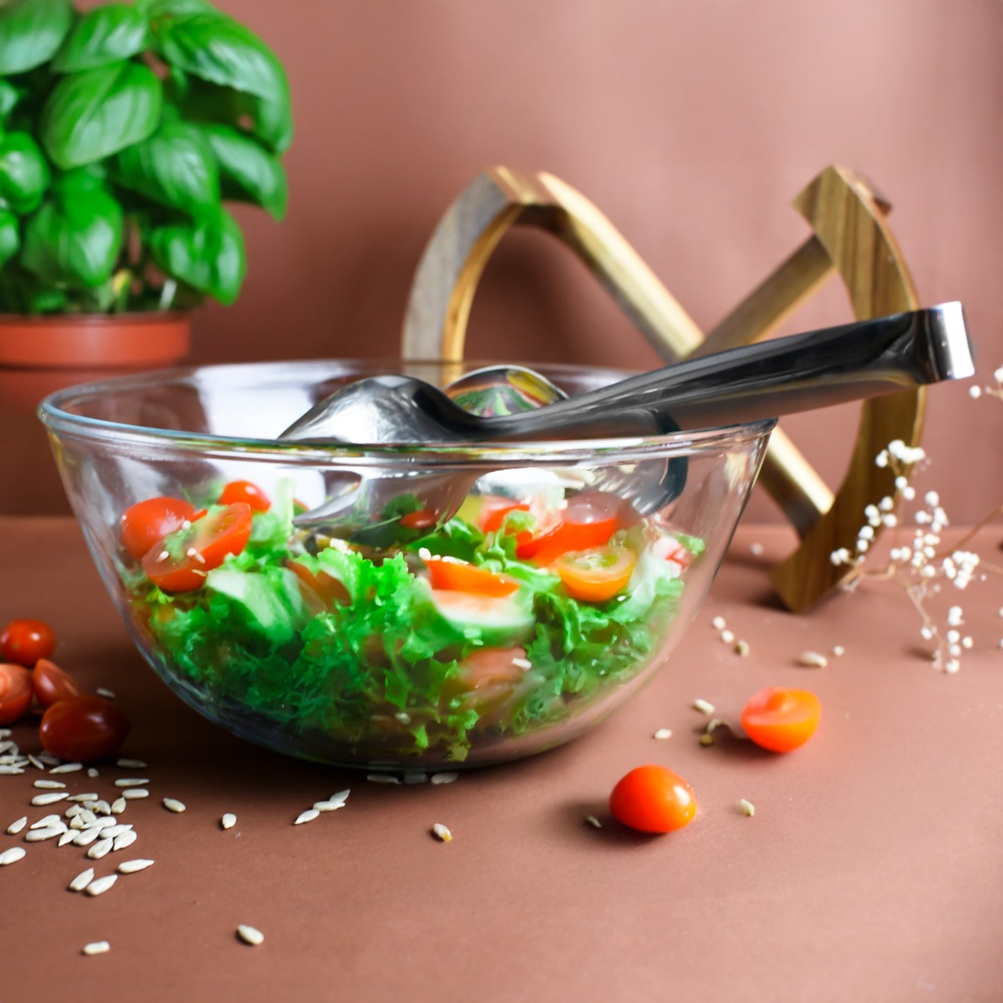 Elegantes 3-teiliges Salatschalenset aus Glas mit Salatbesteck auf Holz-Gestell
