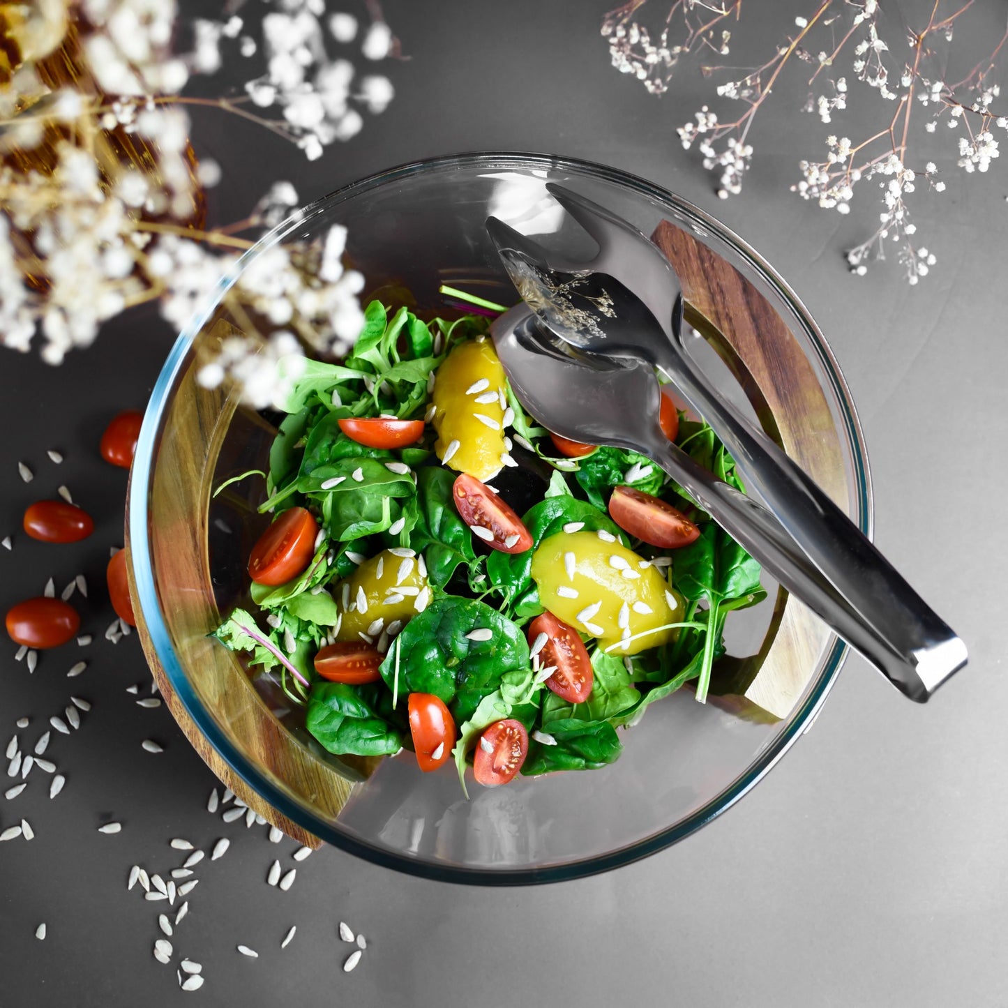 Elegantes 3-teiliges Salatschalenset aus Glas mit Salatbesteck auf Holz-Gestell