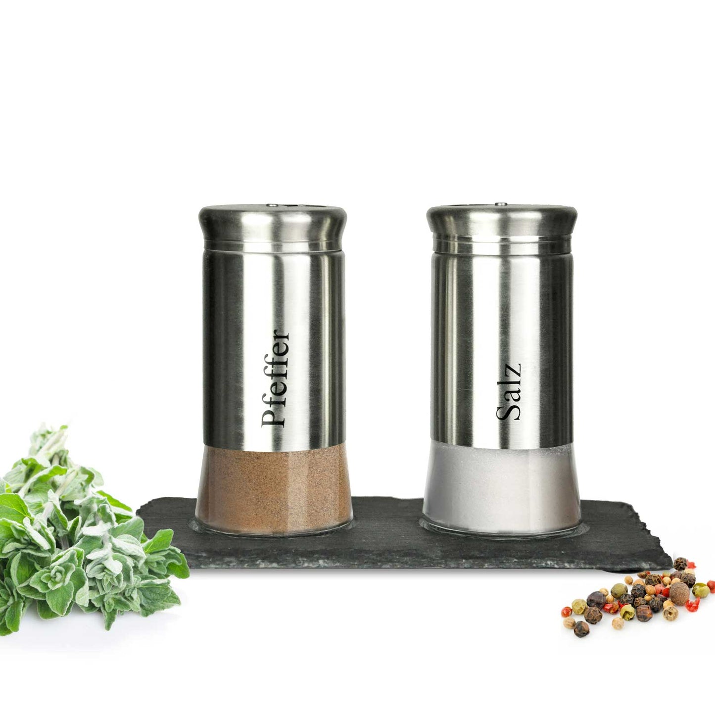 Salières et poivrières sur une assiette transparente, salières à épices, salières