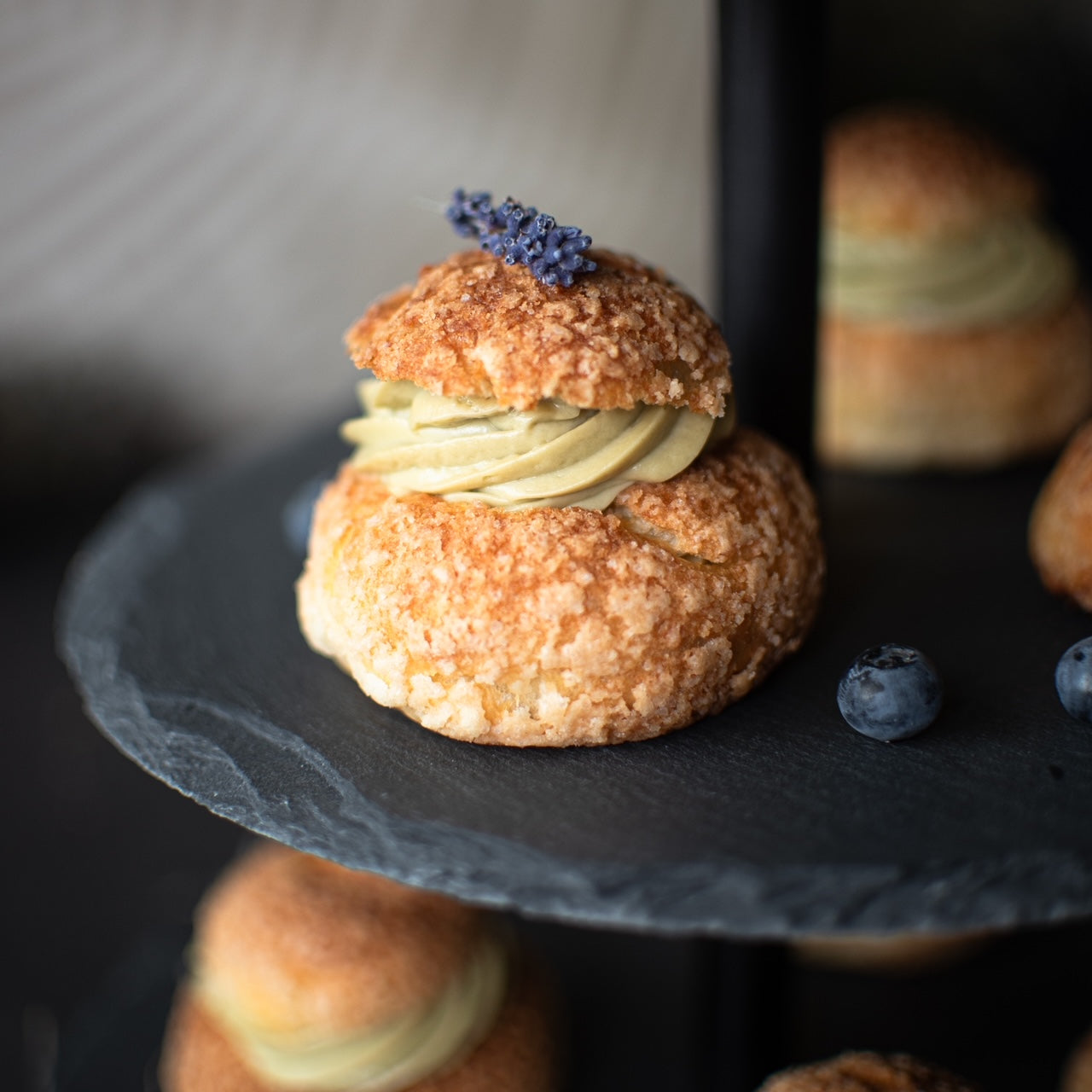 Etagere 3 Stöckig aus Schiefer mit Holzstamm Kuchenplatte Kuchenständer Servierständer