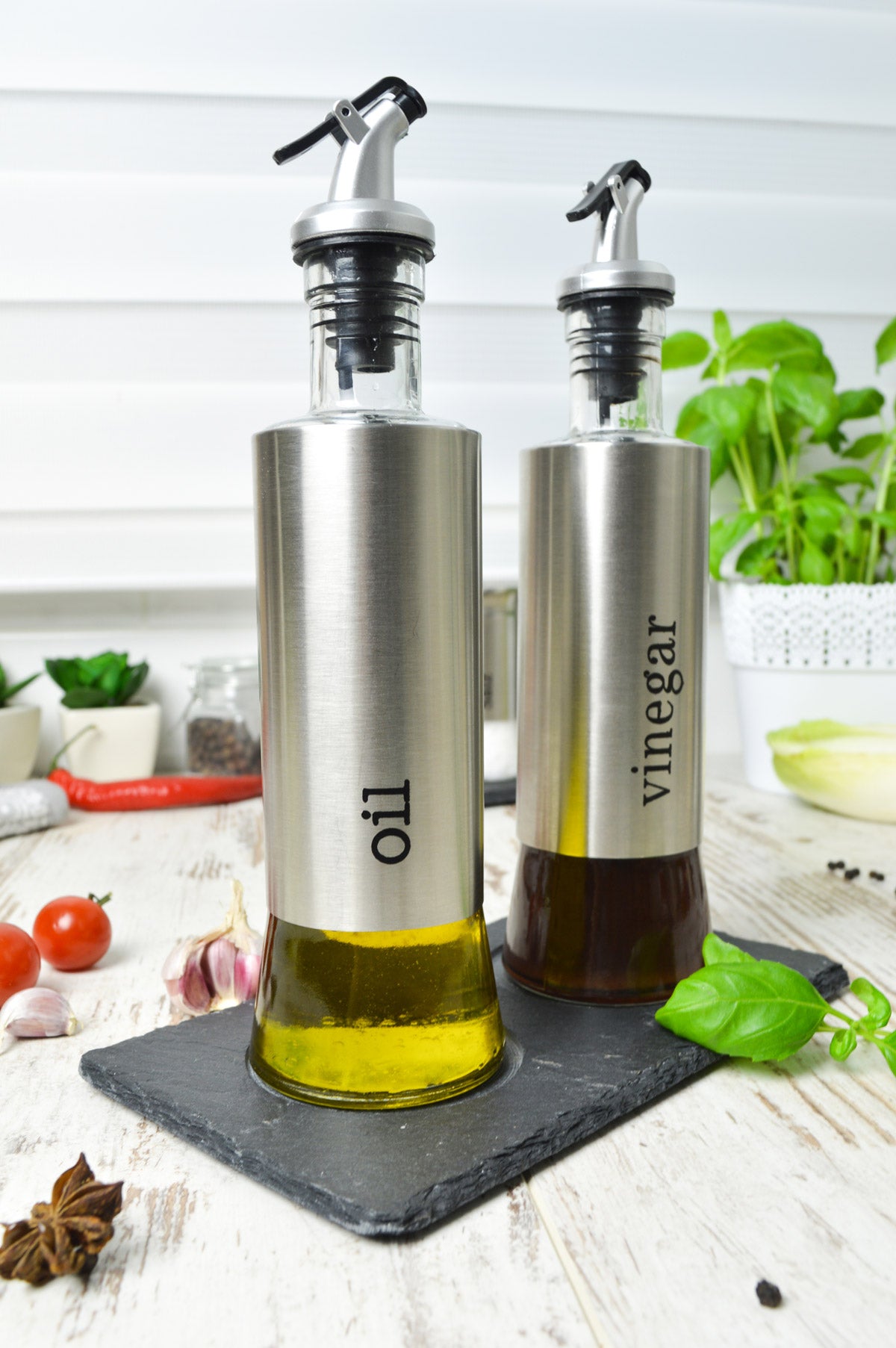 Ensemble d'huile et de vinaigre sur plaque en ardoise, distributeur d'huile, distributeur de vinaigre, bouteille d'huile de burette