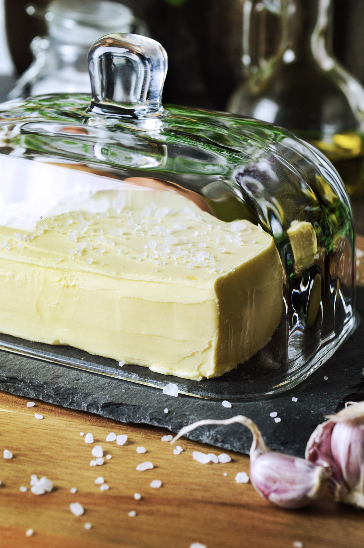 Butterdose auf Schieferplatte Butterglocke Butterschale Kühlschrankbut