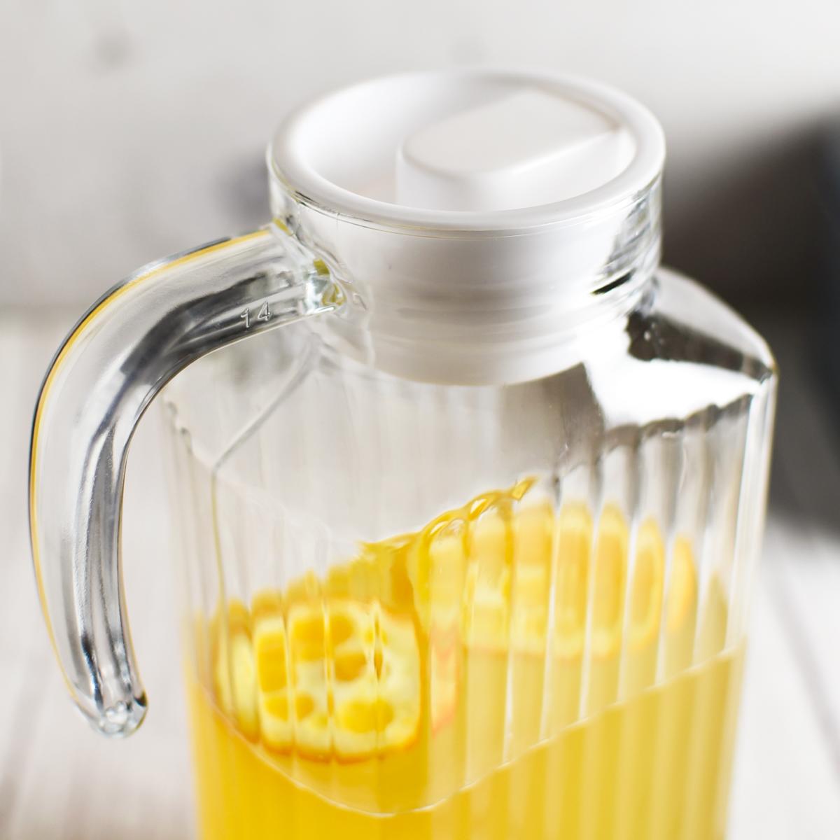 Glaskaraffe 1,8 Liter mit Deckel & Henkel – Saftkrug mit strukturierter Oberfläche – Wasserkaraffe aus Glas, tropffreier Ausgießer, spülmaschinengeeignet – für Wasser, Saft & Getränke