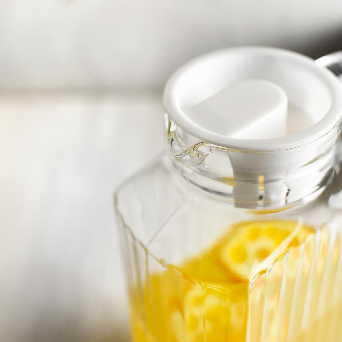 Glaskaraffe 1,8 Liter mit Deckel & Henkel – Saftkrug mit strukturierter Oberfläche – Wasserkaraffe aus Glas, tropffreier Ausgießer, spülmaschinengeeignet – für Wasser, Saft & Getränke