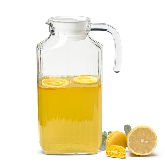 Glaskaraffe 1,8 Liter mit Deckel & Henkel – Saftkrug mit strukturierter Oberfläche – Wasserkaraffe aus Glas, tropffreier Ausgießer, spülmaschinengeeignet – für Wasser, Saft & Getränke