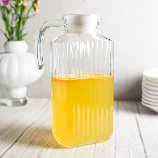 Glaskaraffe 1,8 Liter mit Deckel & Henkel – Saftkrug mit strukturierter Oberfläche – Wasserkaraffe aus Glas, tropffreier Ausgießer, spülmaschinengeeignet – für Wasser, Saft & Getränke