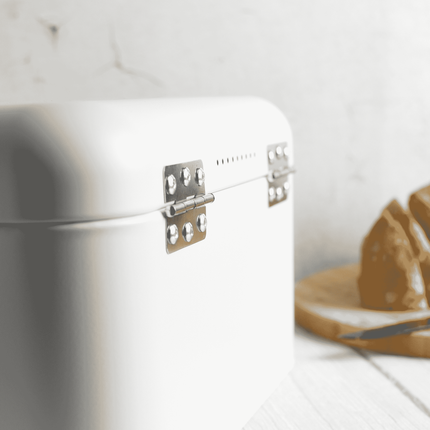 Brotkasten aus Metall mit Sichtfenster Brotkorb Aufbewahrung für Brot und Brötchen weiß mit Klappdeckel und Lüftung