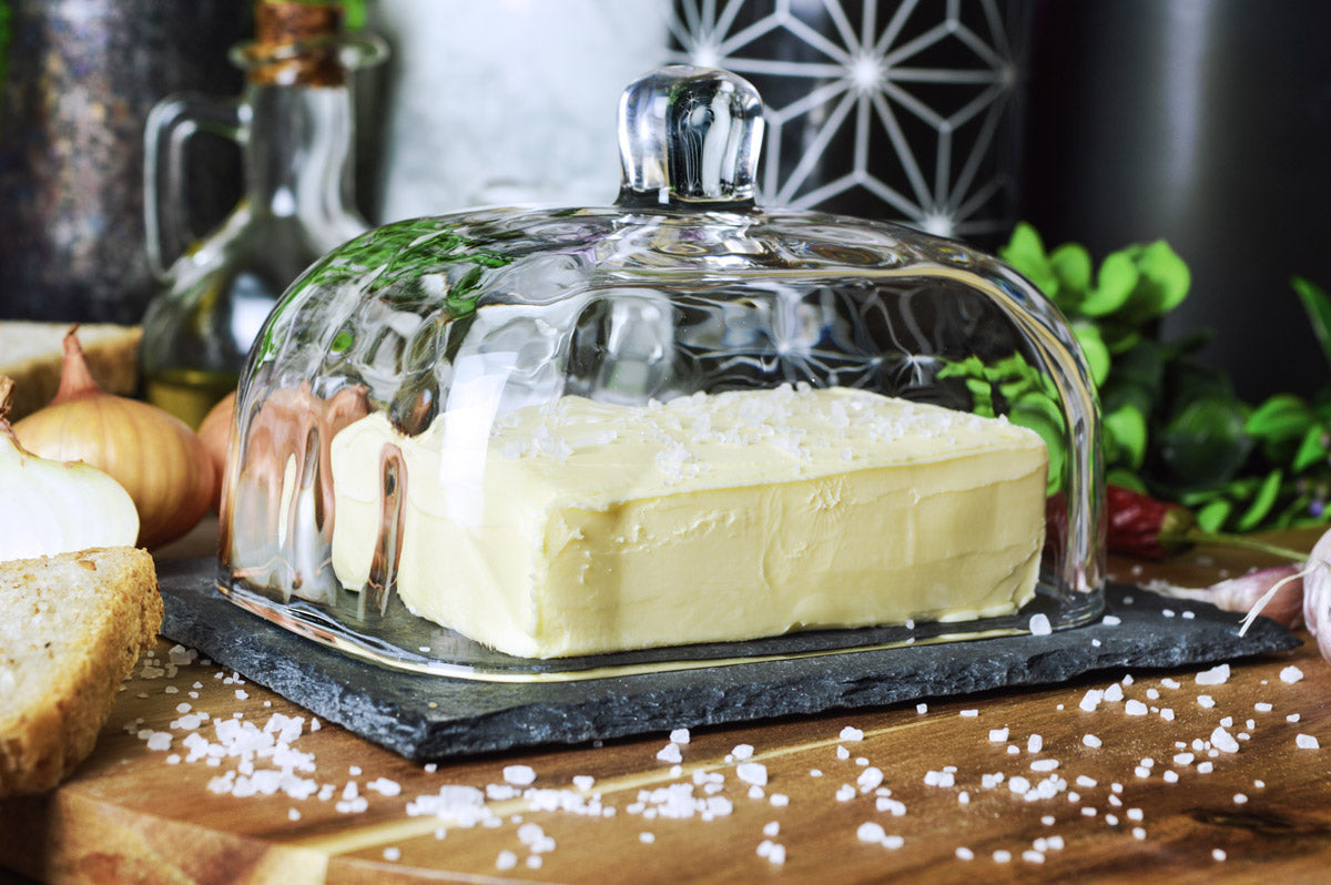 Butterdose auf Schieferplatte Butterglocke Butterschale Kühlschrankbut